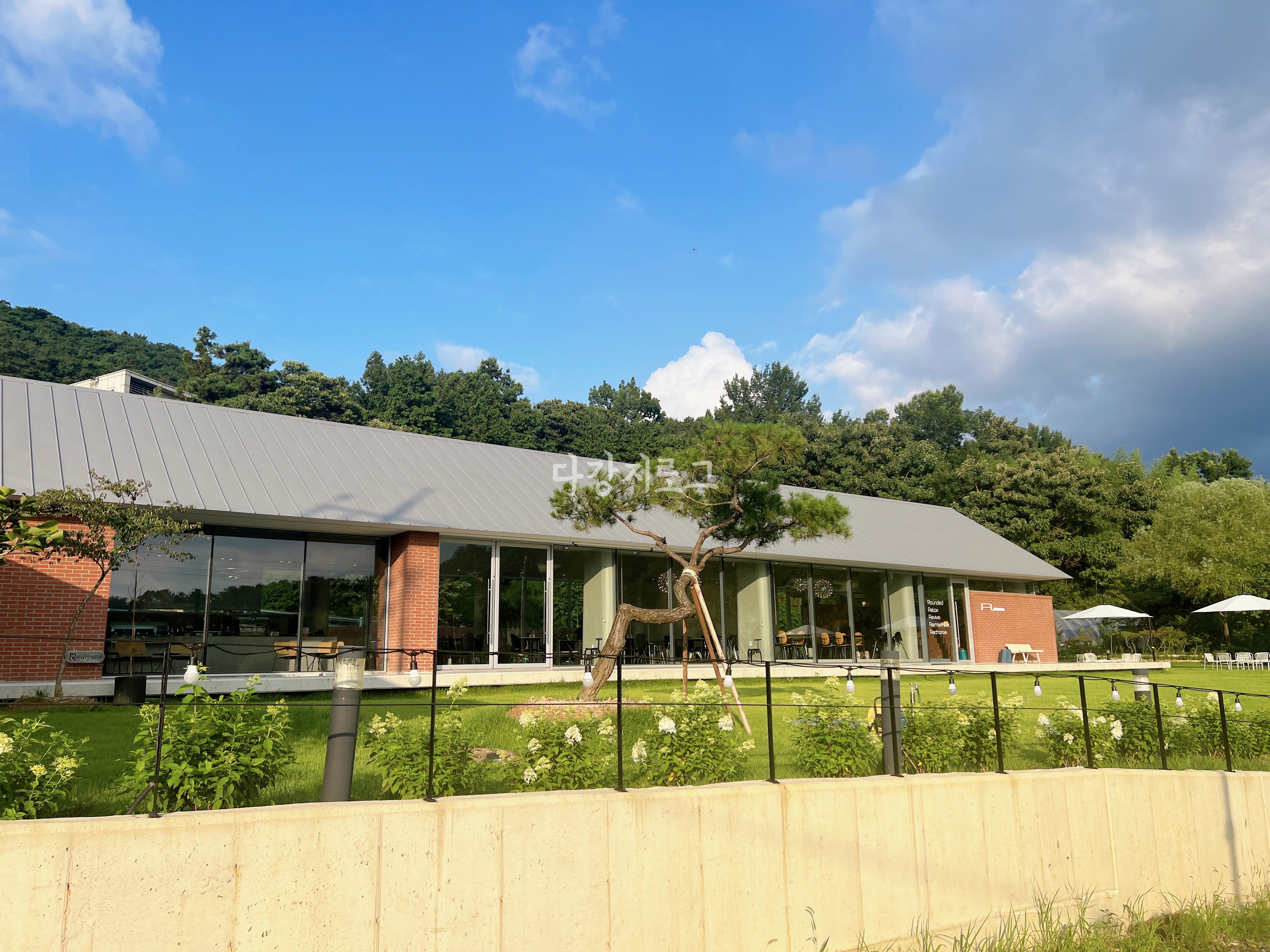 담양 빨간벽돌카페 야외카페 알에디션