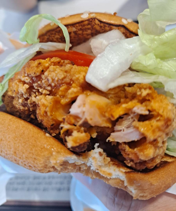 창녕치킨버거 한입 먹다