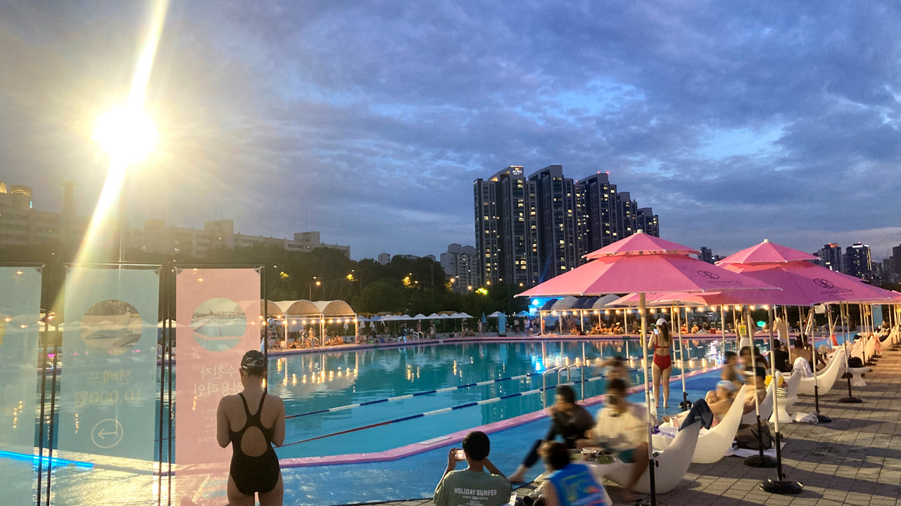 잠원 한강공원 수영장 15분 간 휴식시간을 담은 모습이다.