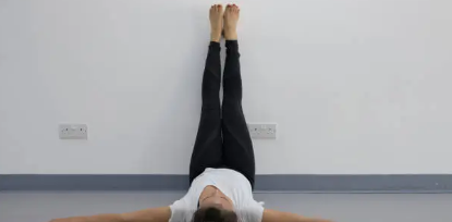 스트레스 해소법 : 벽에 다리대고 눕기