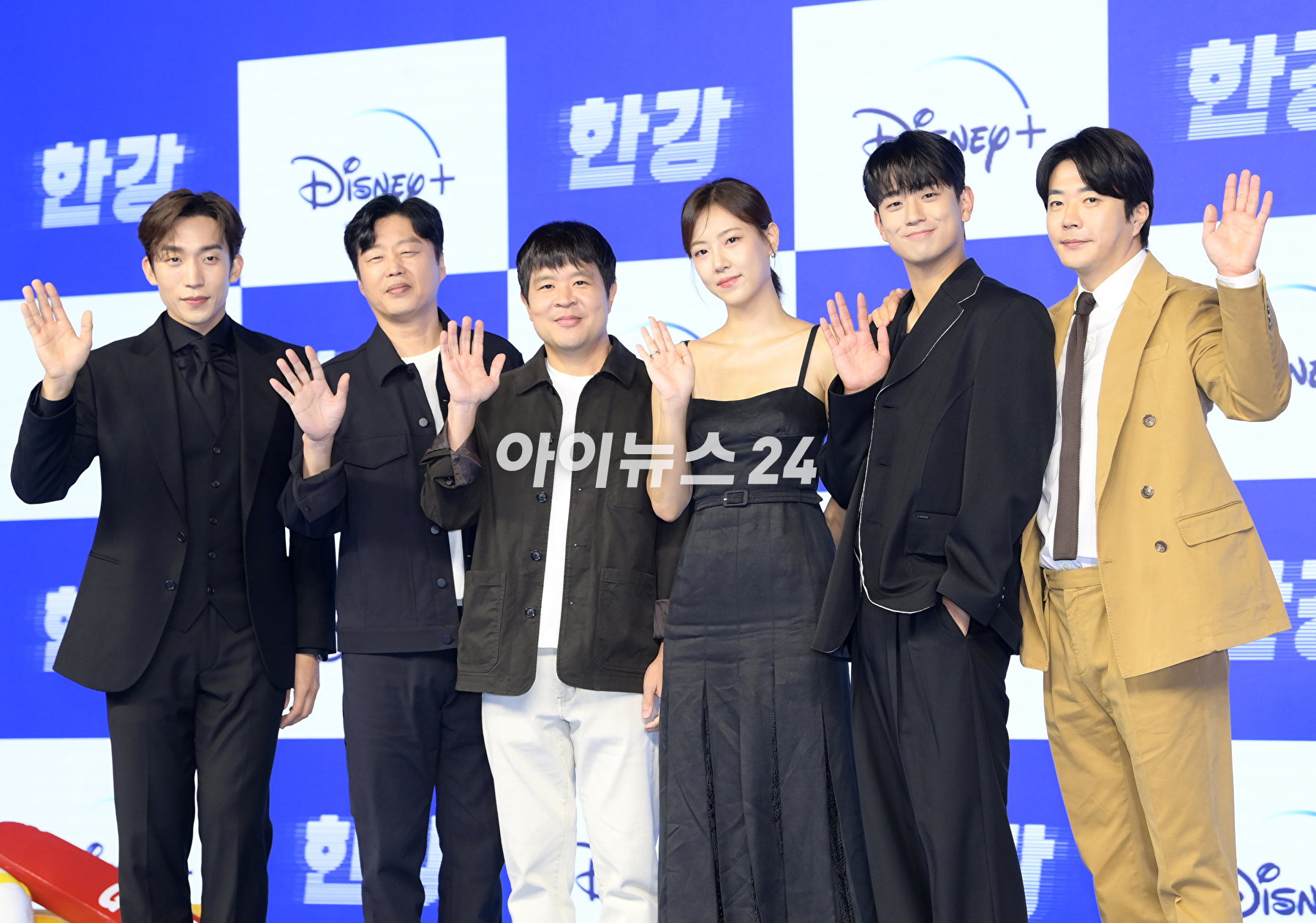 (왼쪽부타)배우 이상이-김희원-김상철 감독-배우 배다빈-신현승-권상우가 12일 오전 서울 종로구 JW메리어트 동대문 스퀘어 서울에서 열린 디즈니+ 오리지널 시리즈 &#39;한강&#39; 제작발표회에 참석하고 있다. [사진=정소희 기자]