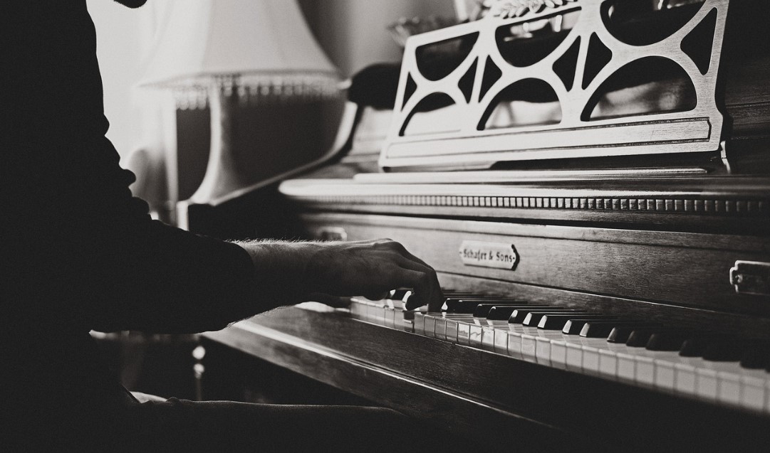 음악 전공생 vs 비전공생의 예술교육 경험_예시 사진_피아노치는 사람