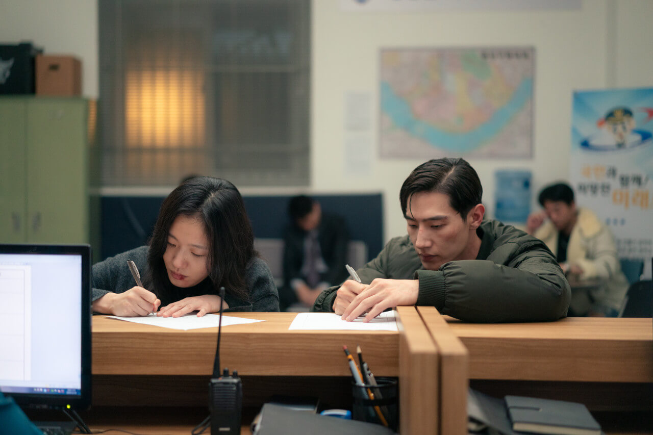 재희의 구남친이 재희를 폭행하고 흥수가 구 남친을 폭행해 파출소에서 조서를 작성 중인 재희와 흥수