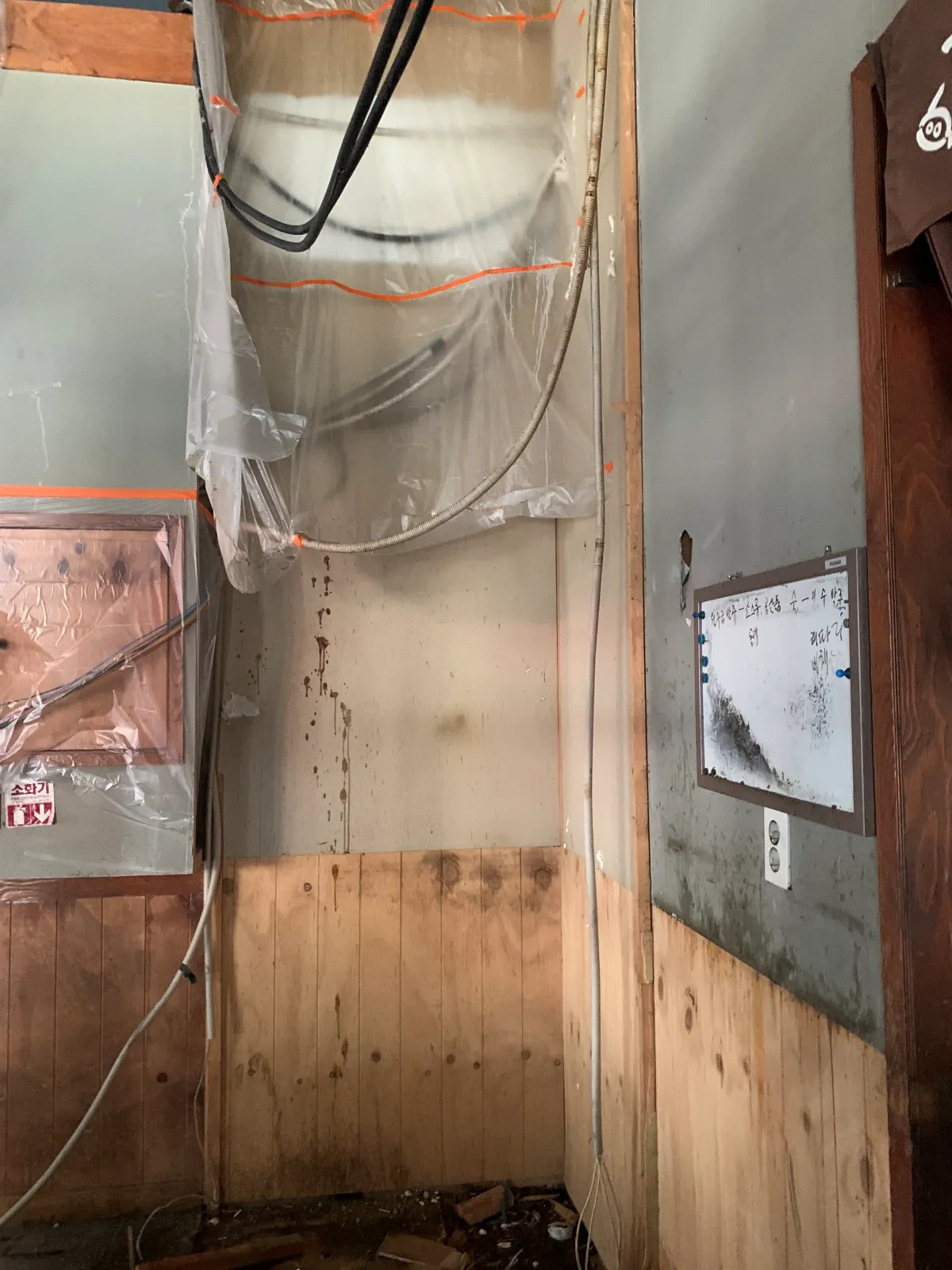 덤웨이터-제거-후-벽면