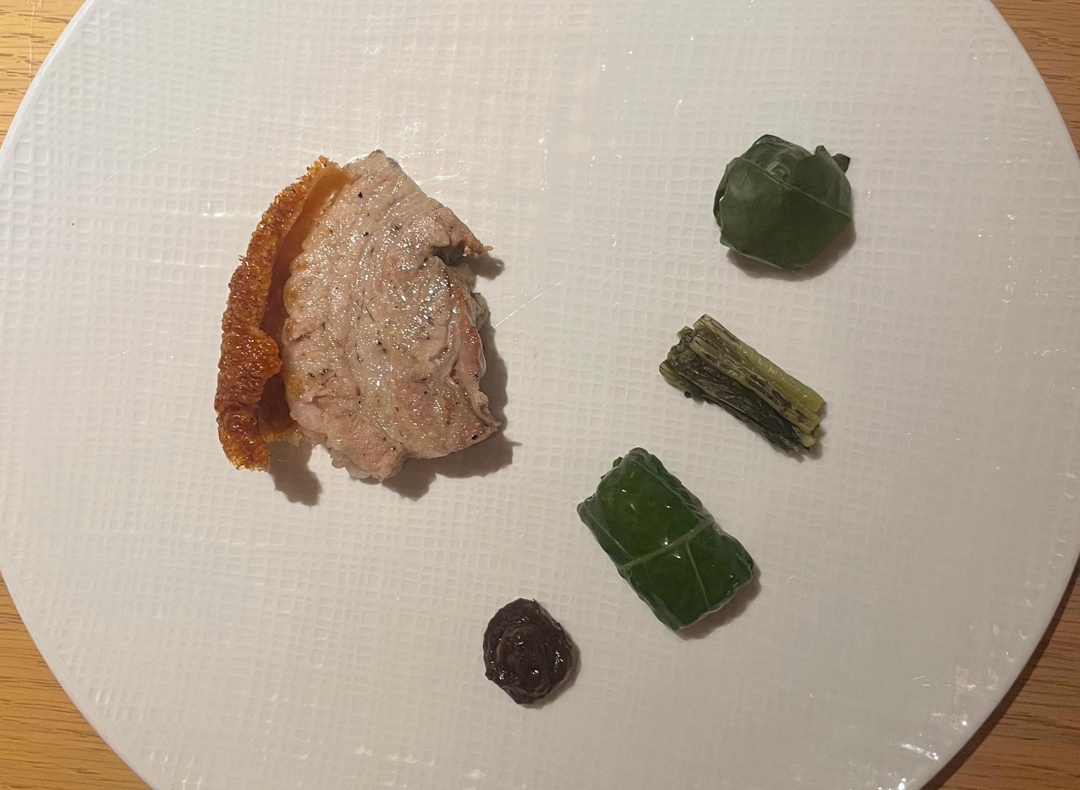 바삭하게 구운 흑돼지와 콩잎 장아찌, 콩잎 청보리밥 쌈을 함께 낸 한 접시