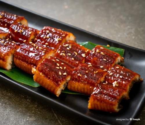 검정-접시-장어-슬라이스-양념