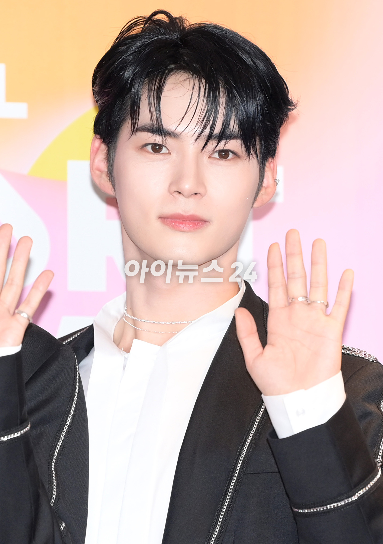 그룹 제로베이스원(ZEROBASEONE)이 10일 오후 서울 송파구 올림픽공원 케이스포돔(KSPO DOME)에서 열린 &#39;2023 K글로벌 하트 드림 어워즈&#39; 레드카펫 행사에 참석하고 있다. [사진=정소희 기자]