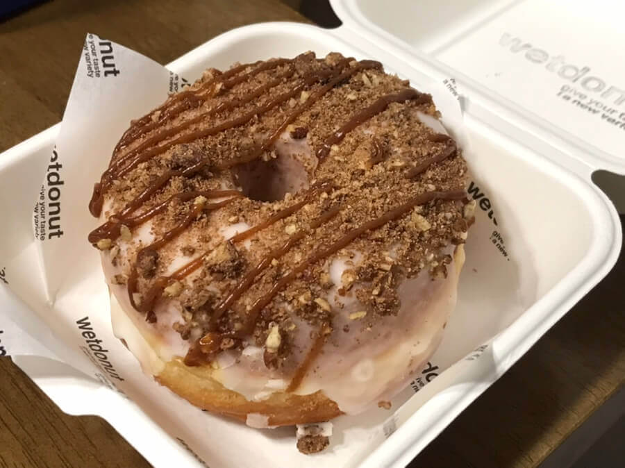 웻도넛 피칸 시나몬 도넛 사진입니다.