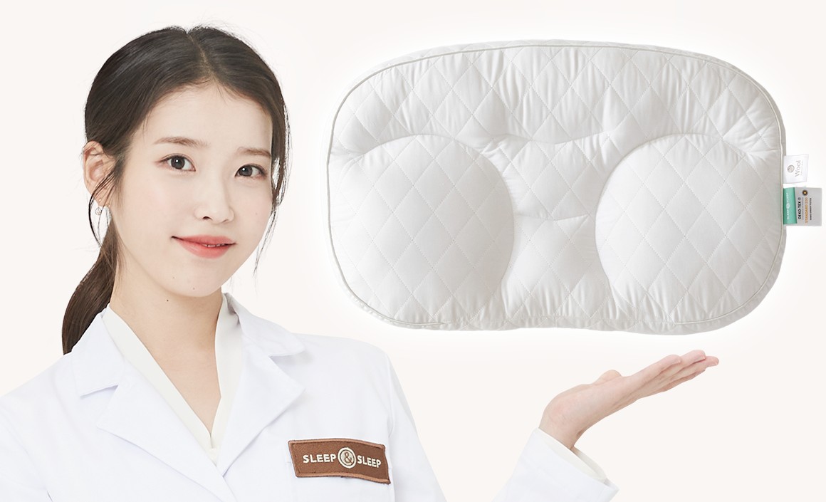 모델-아이유가-아이유-베게를-가리키고-있습니다.