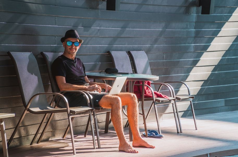 노트북으로 일하고 있는 프리랜서