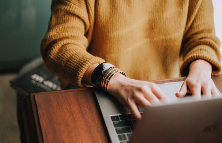 노트북을 이용해 일하는 직장인 사진