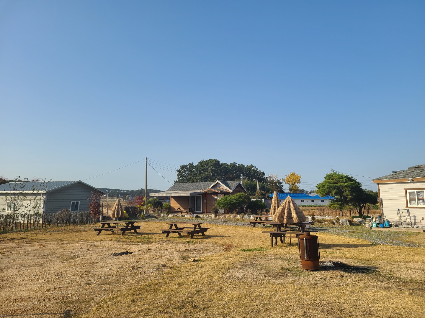 태안펜션-몽산포아마도펜션-외관-주차장