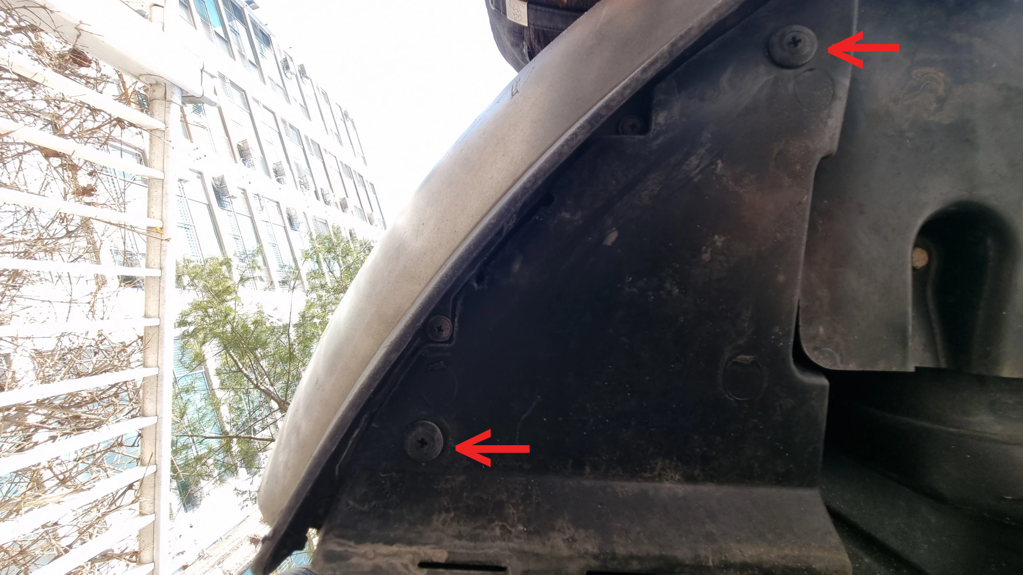 휠하우스 고정 부품 위치