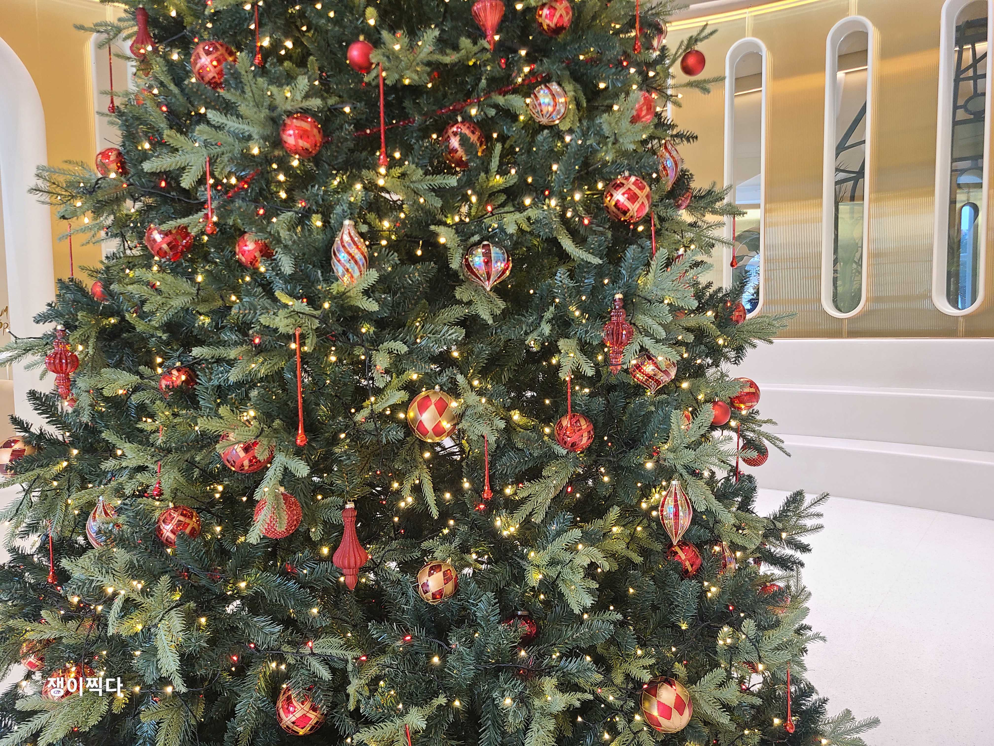 여러 장신구가 달린 트리 모습