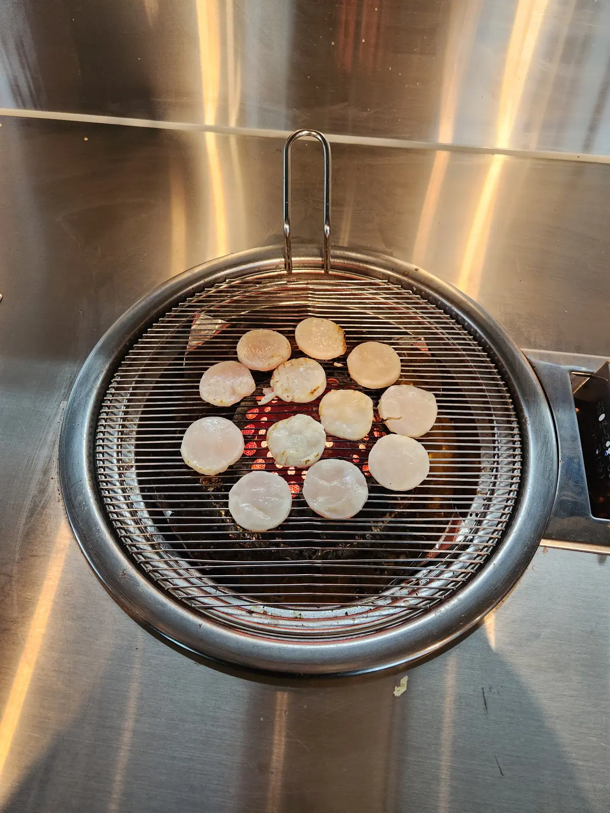 마곡-가성비-좋은-더메이드-뷔페-그릴에서-관자-굽는중