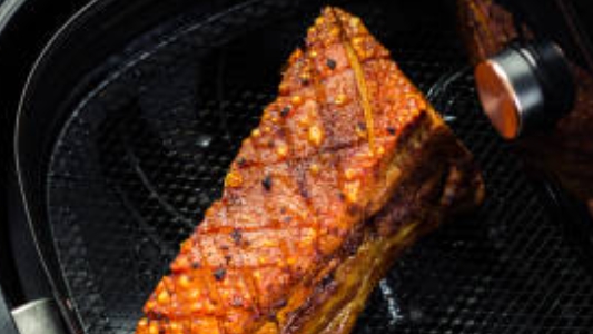 에어프라이기에서 조리된 돼지고기