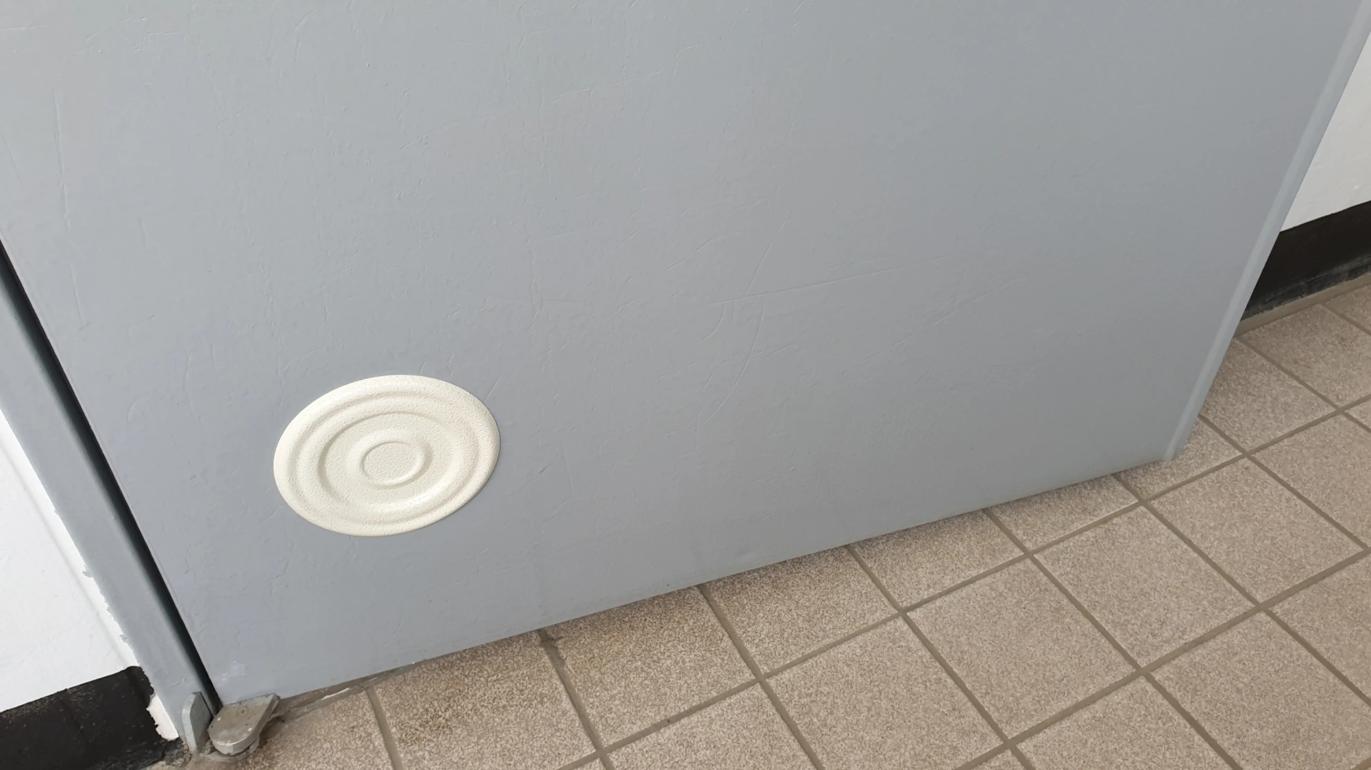 현관 방범커버 설치 완료 모습