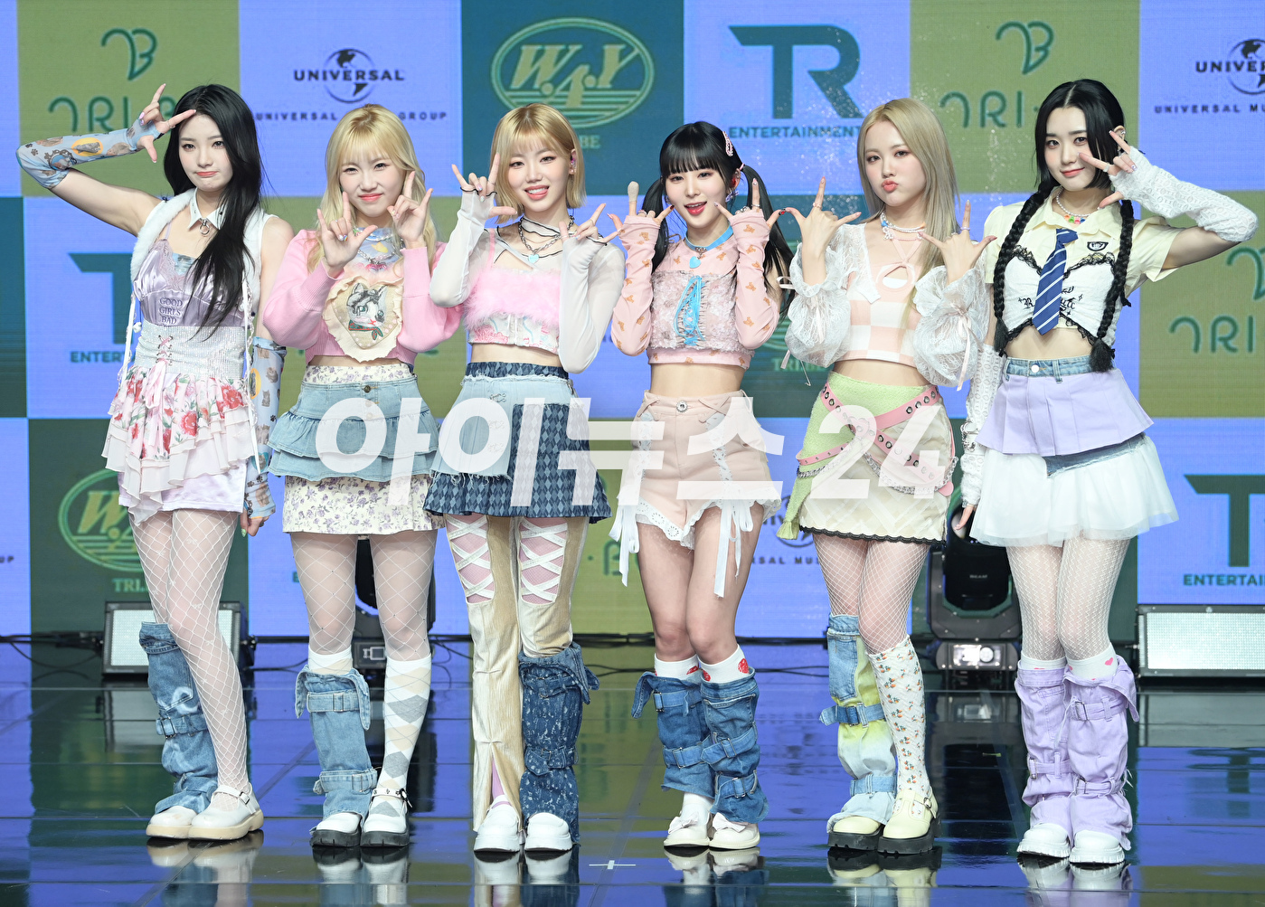 그룹 트라이비가 14일 오후 서울 강남구 청담동 일지아트홀에서 열린 트라이비(TRI.BE) 두 번째 미니앨범 &#39;W.A.Y(웨이)&#39; 발매 쇼케이스에서 타이틀곡 &#39;위 아 영&#39; 무대를 선보이고 있다.