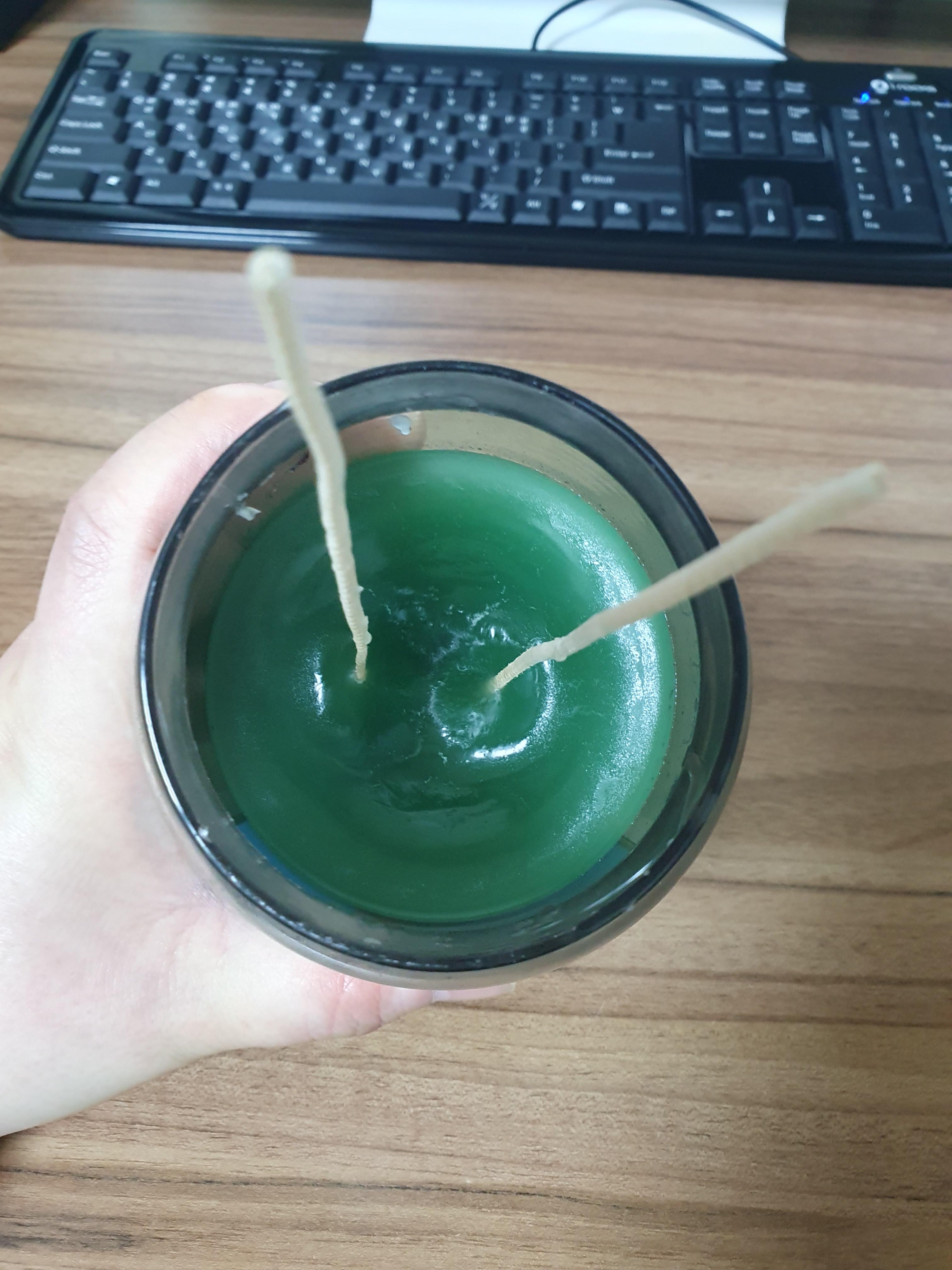 이제 다음날 아침까지 초가 굳게 내비두면 이렇게 초심지가 2개가 달린 양키캔들 완성!