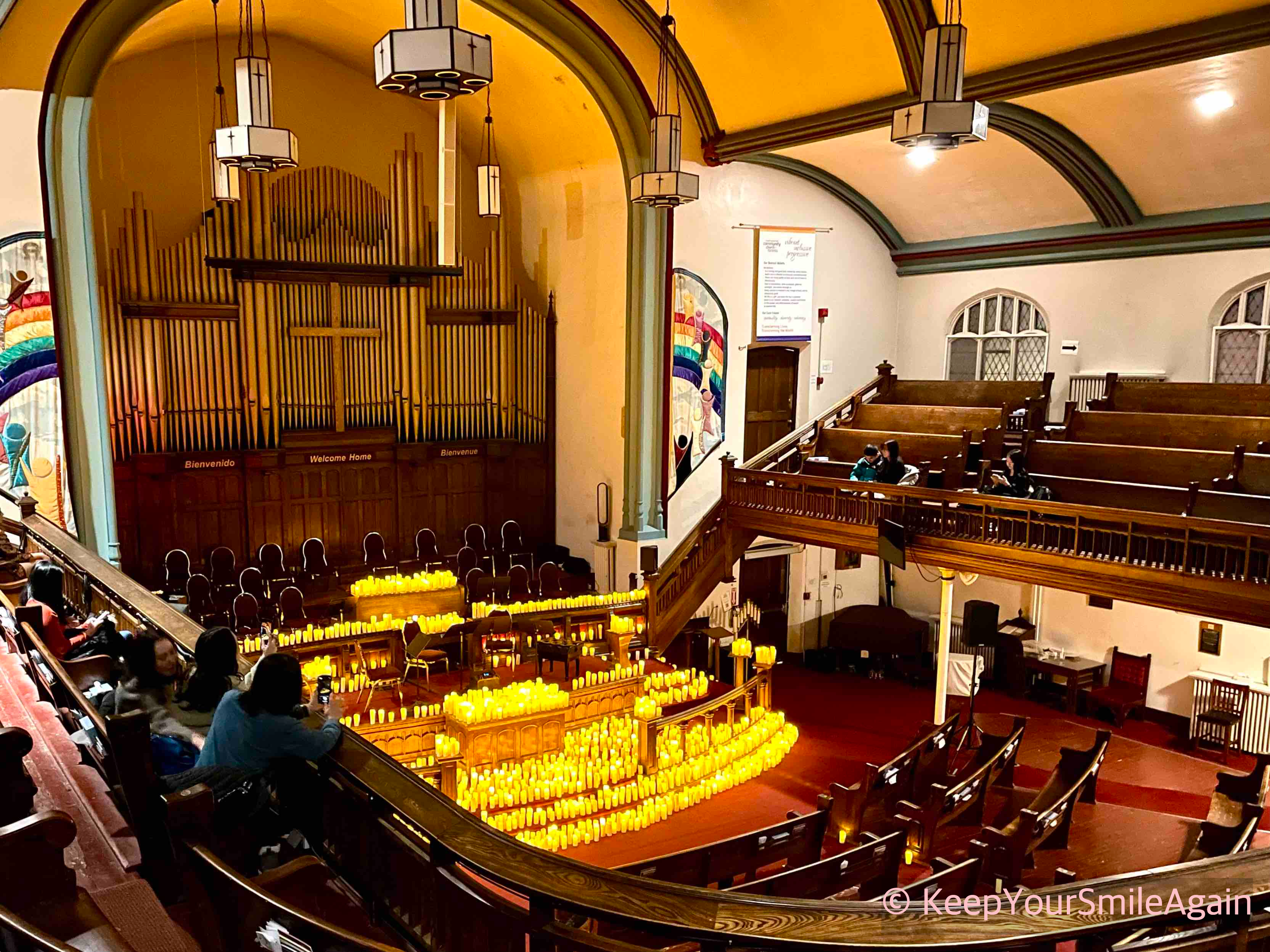 히사이시 조 캔들라이트 공연 시작 30분 전, 교회 안