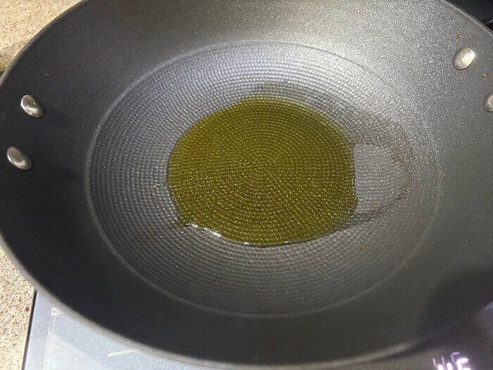 팬에 들기름을 두른 사진