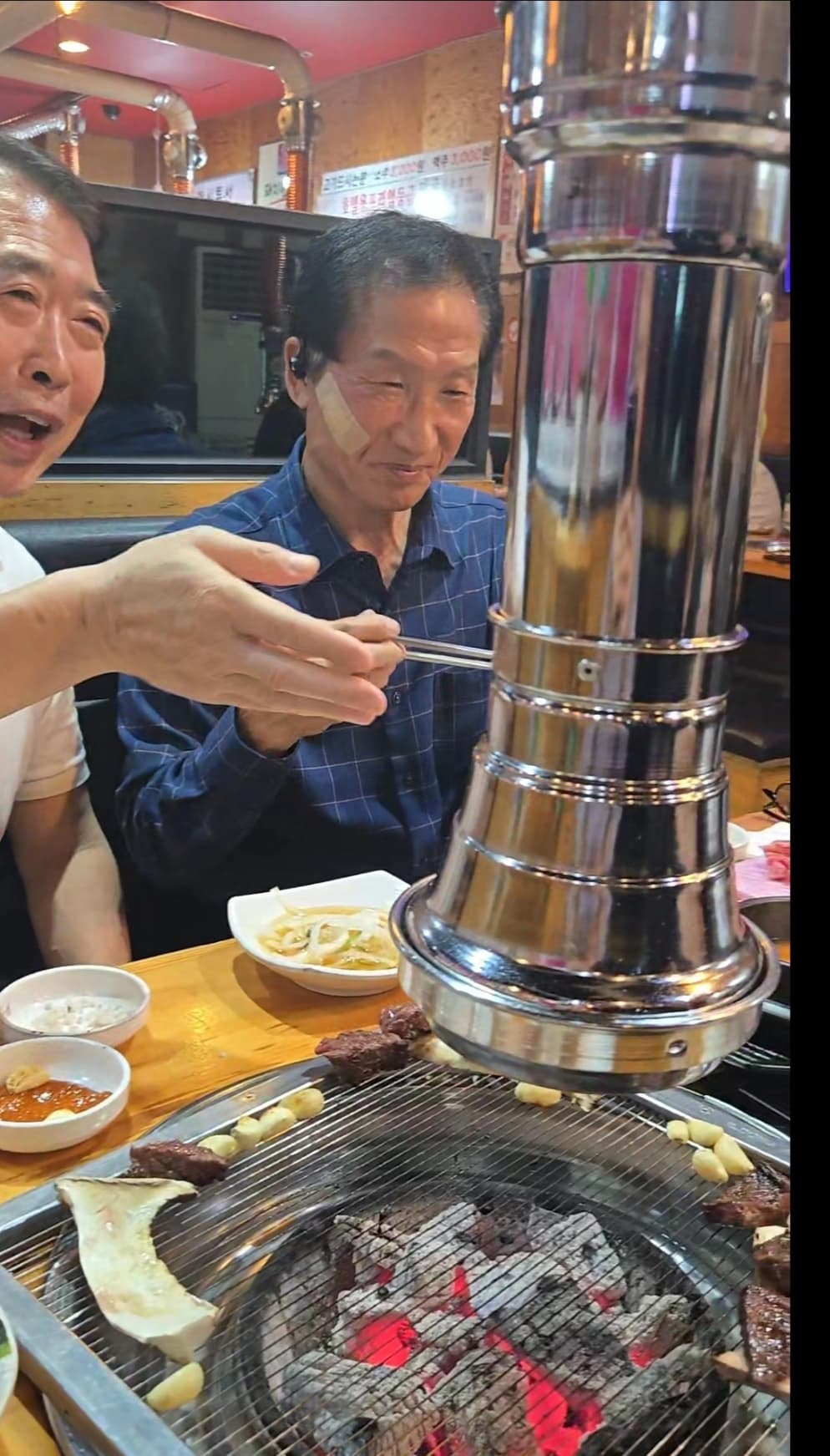 맛있는 음식을 먹으며 나누는 대화