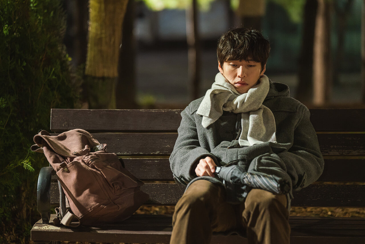 벤치에 앉은 채 비가 오기를 기다리는 영호