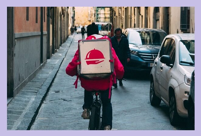 자전거-배달하는-사람-뒷모습