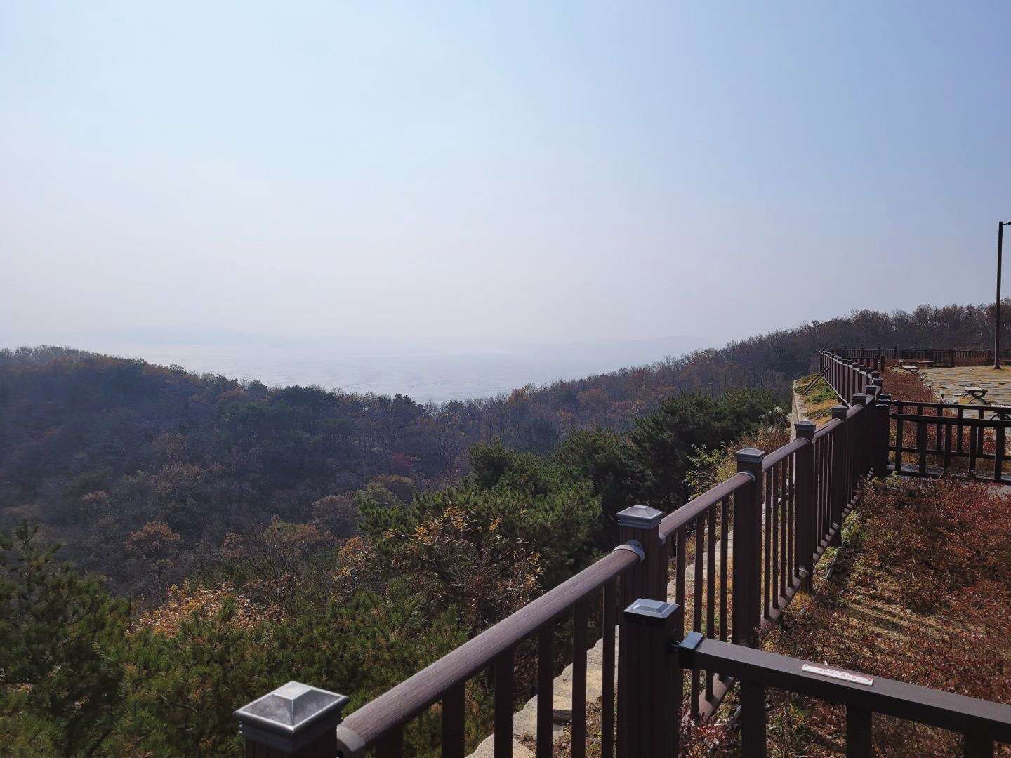 정상에서 바라본 서해바다