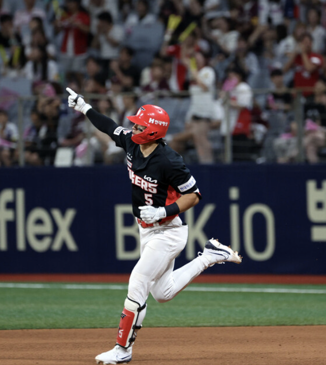 홈런을 치고 세레모니 하는 김도영 선수