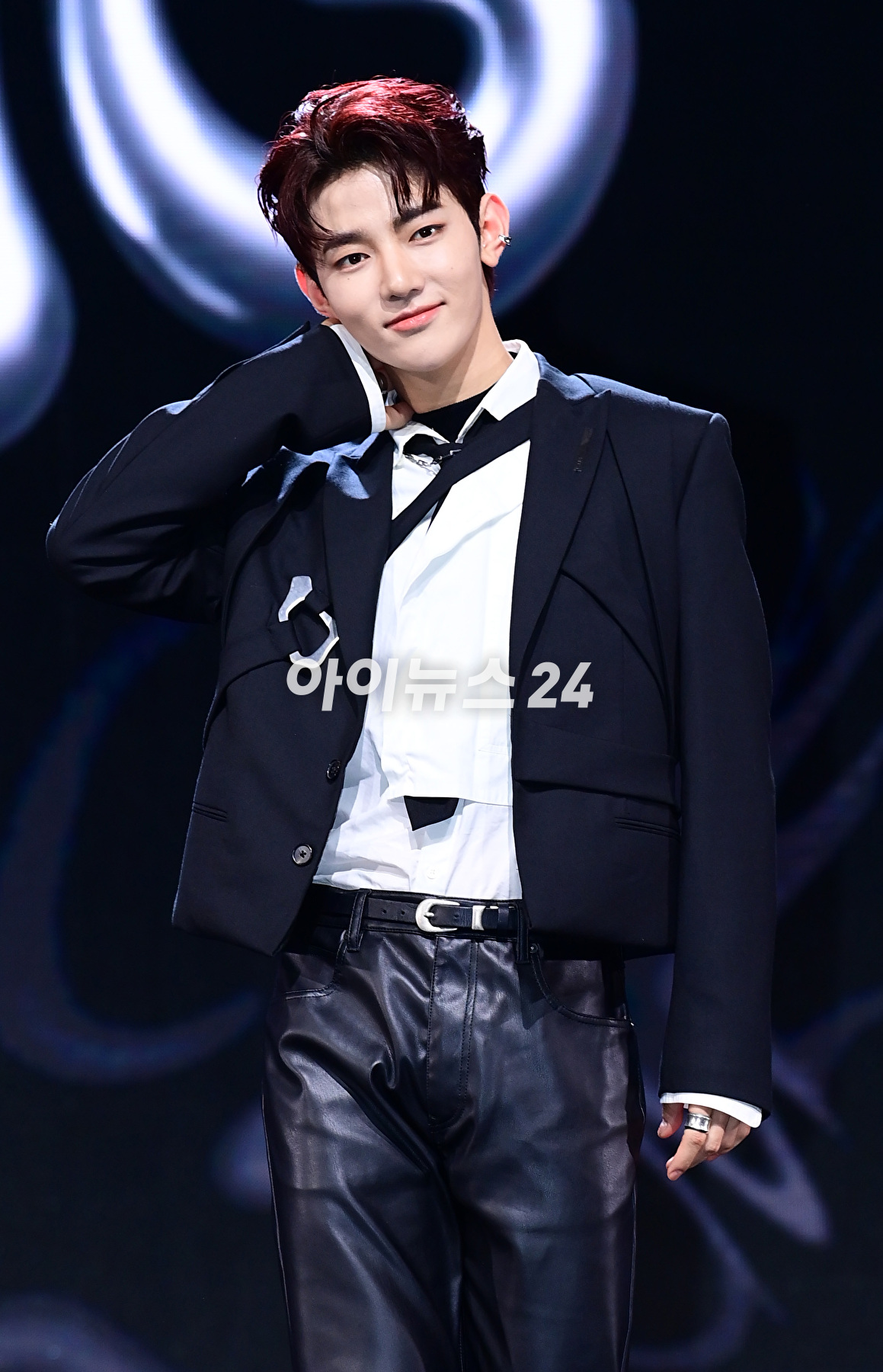 그룹 제로베이스원 장하오가 5일 오후 서울 광진구 예스24라이브홀에서 열린 제로베이스원(ZEROBASEONE) 두 번째 미니앨범 '멜팅 포인트'(Melting Point) 발매 기념 쇼케이스에서 포토타임을 갖고 있다. [사진=정소희 기자]