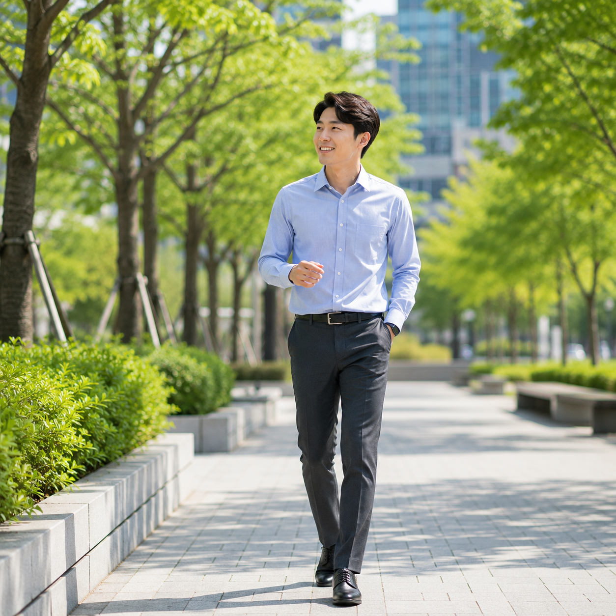 점심시간에 산책하며 걷기 운동을 하는 모습