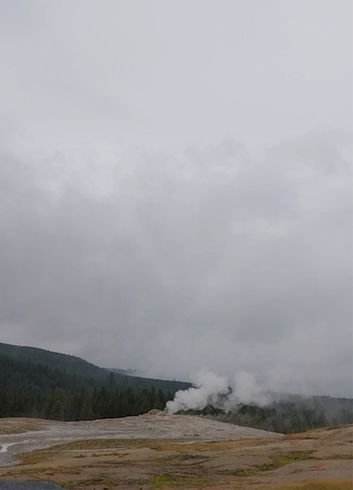 Old Faithful 간헐천 분출 전 상황