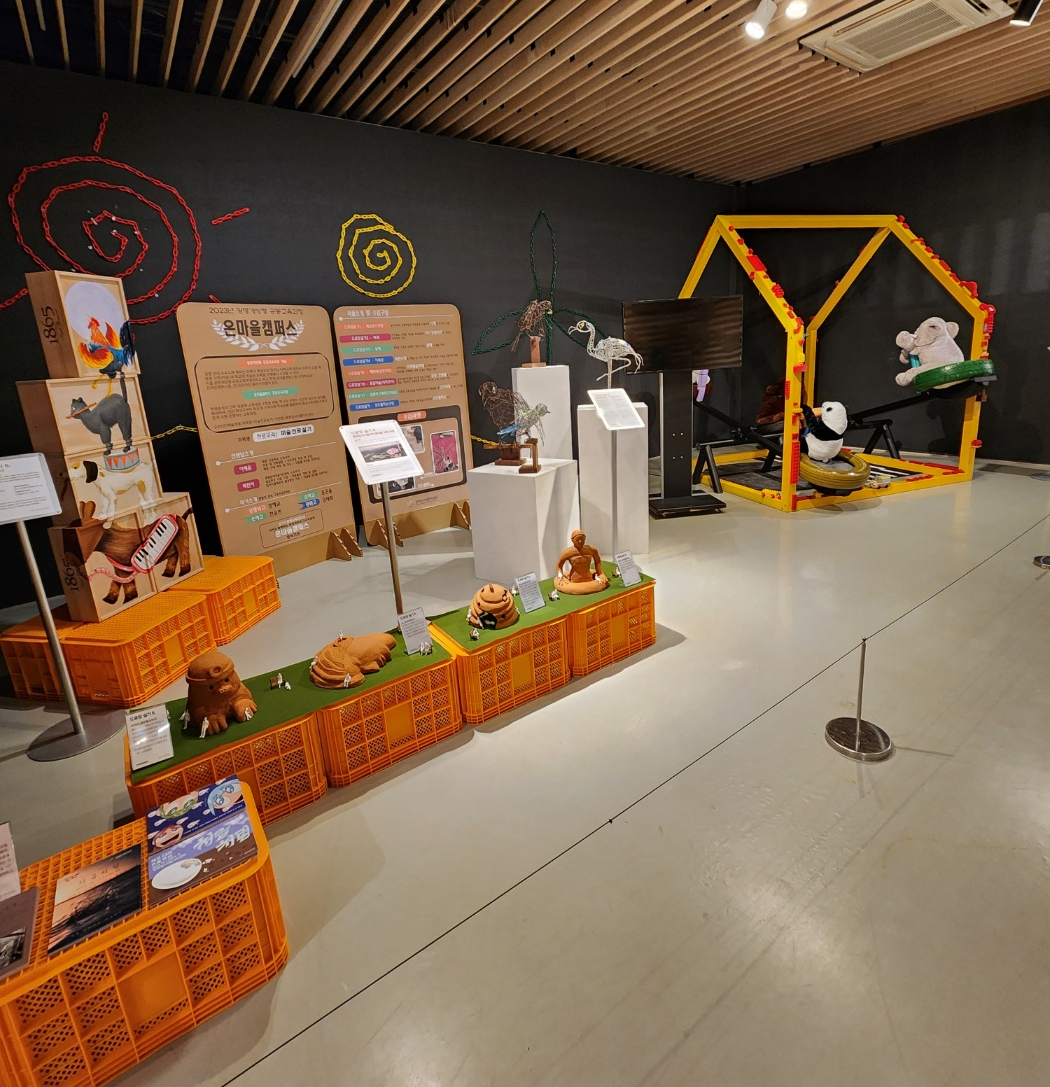 다양한 쓰레기들로 작품들을 만든 전시