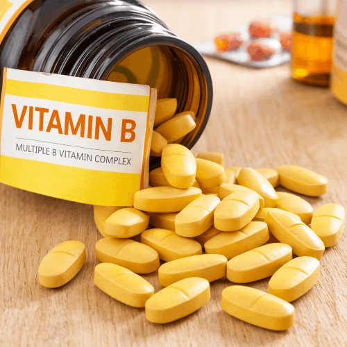 병에서 나와 쏟아져있는 노란색의 비타민B