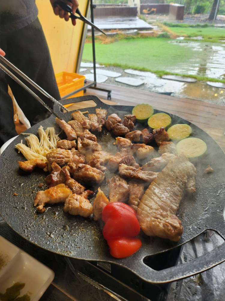 고기와 야채를 굽는 모습