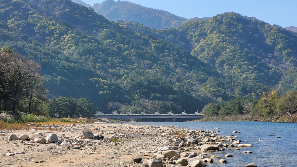 강원도 인제 구만동 계곡 전경 넓은 자갈 하천과 맑은 물 풍경
