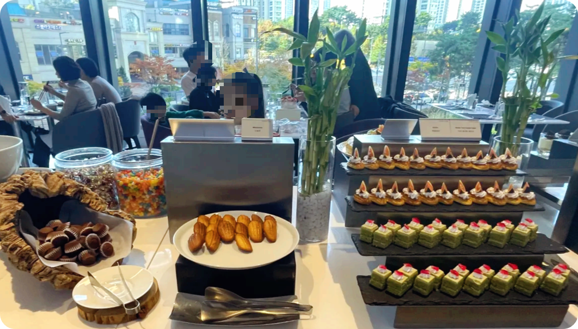 메리어트-수원키친-다양한-디저트가-진열된-코너