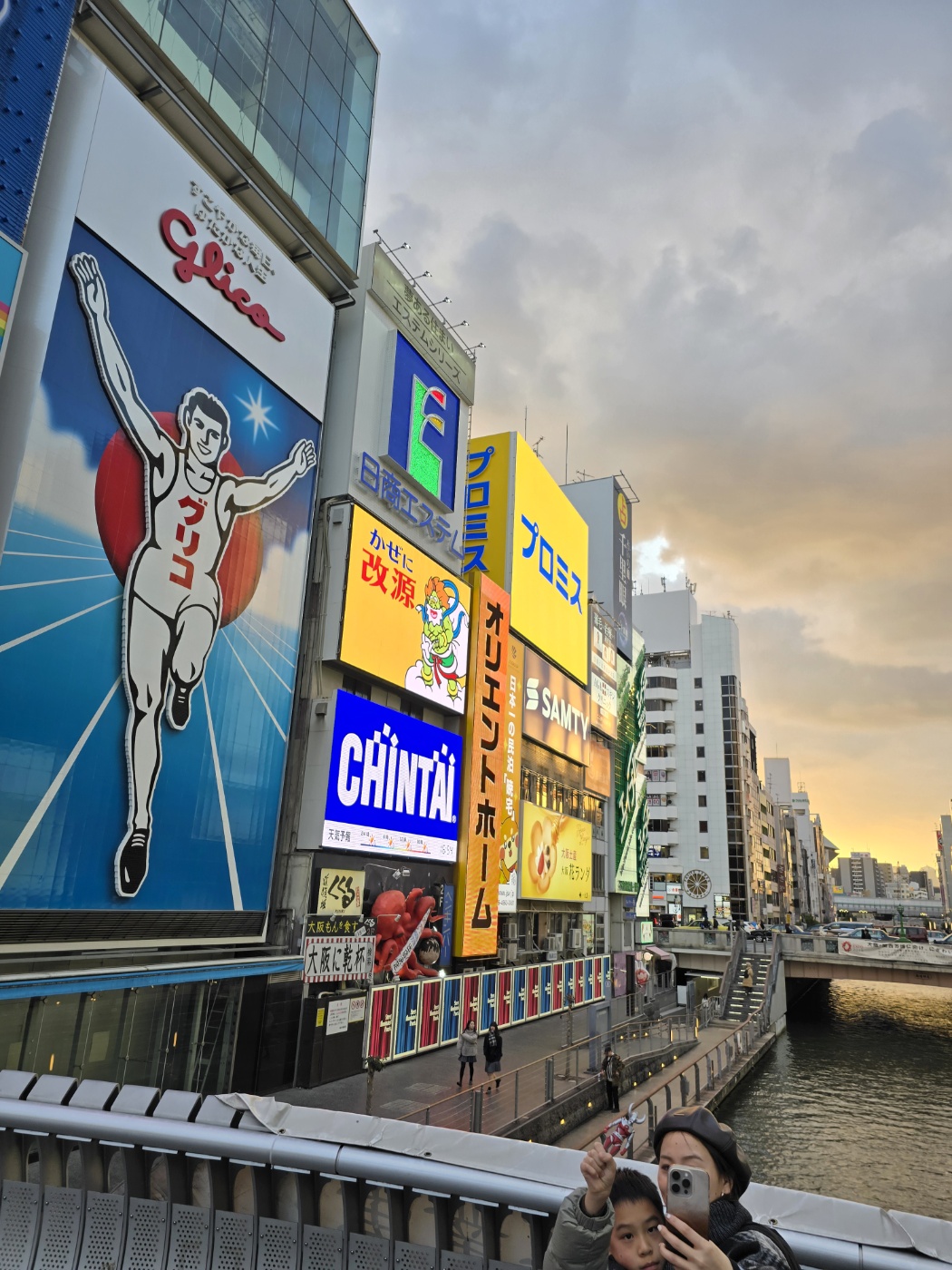 도톤보리 유명 간판 배경 이미지