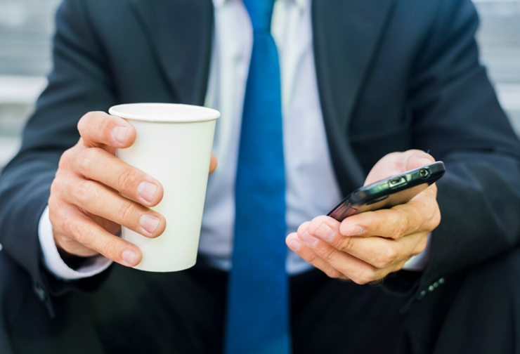 스마트폰을 보고있는 남자