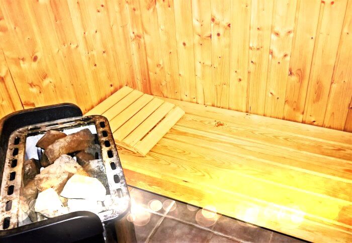 사우나실에-숯이들어있는-모습