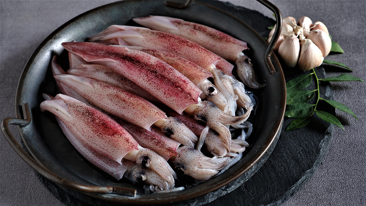 한치는 5월 말부터 7월까지가 제철로 제주도에서 많이 잡히며 단맛이 강하고 식감이 좋아 회로 먹었을 때 그 맛이 일품입니다.