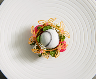 그랜드 센트럴역 지하에 숨어있는 녹수는 단 10석만 운영되는 미니멀 한식 오마카세 레스토랑입니다.