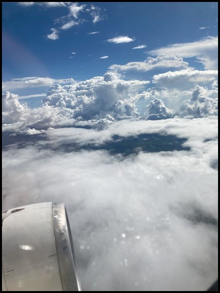 비행기-창밖-구름