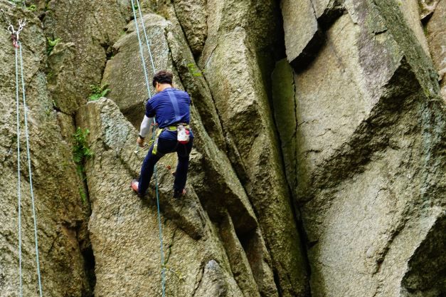 자일 두 줄 잡고 하강 중,