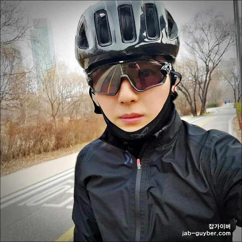오클리 죠브레이커 변색렌즈 착용 측면 사진