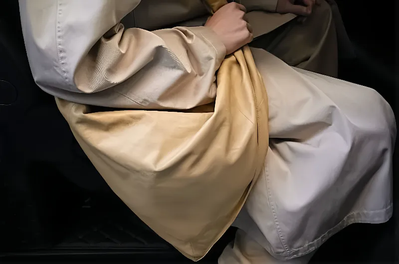 아이보리 컬러의 백, 2025 르메르 미니멀룩 룩북