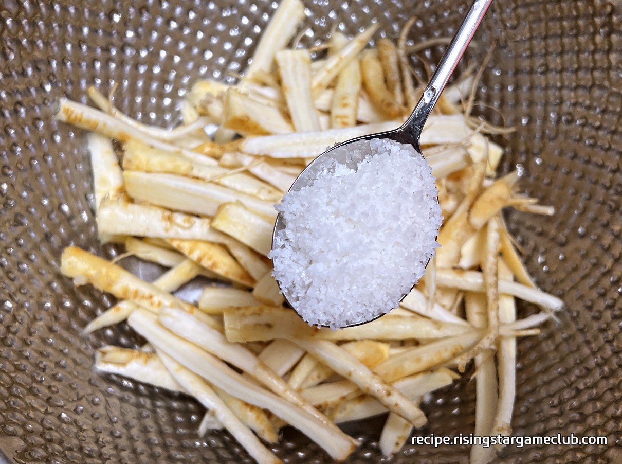 도라지에 쓴물을 뺴기 위해 천일염 한스푼을 넣는 사진