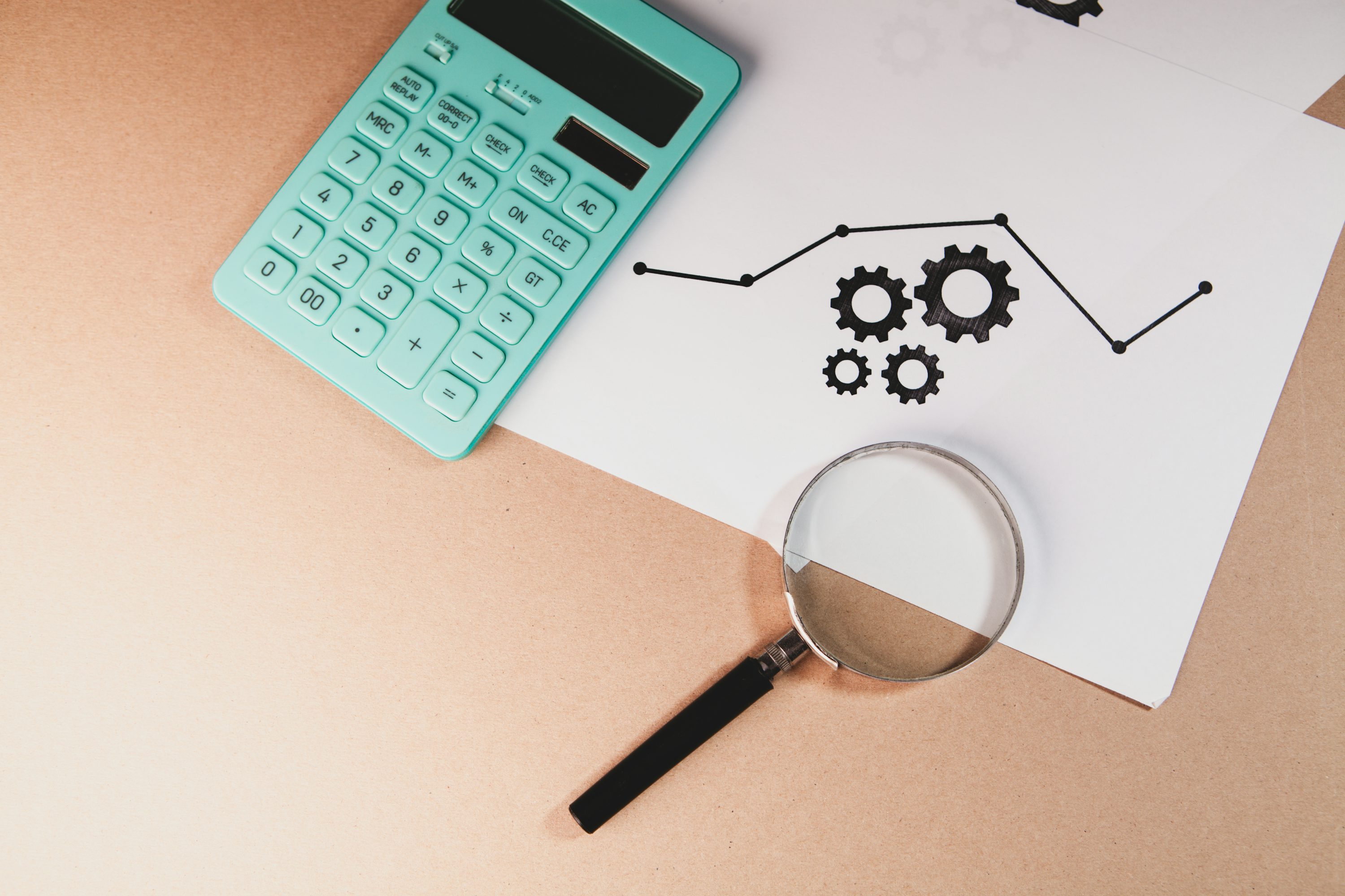 해외주식 세금을 산정하기 위한 계산기가 놓여있는 이미지