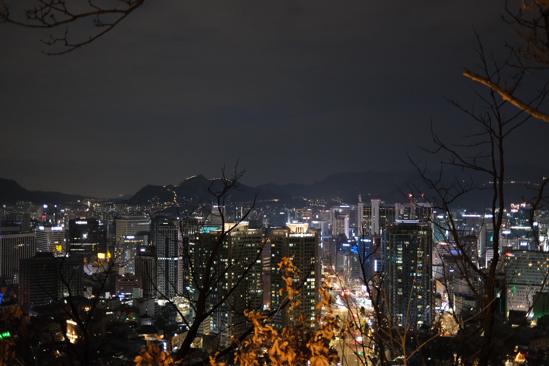 남산서울타워 걸어올라가는 길 인왕산 방향